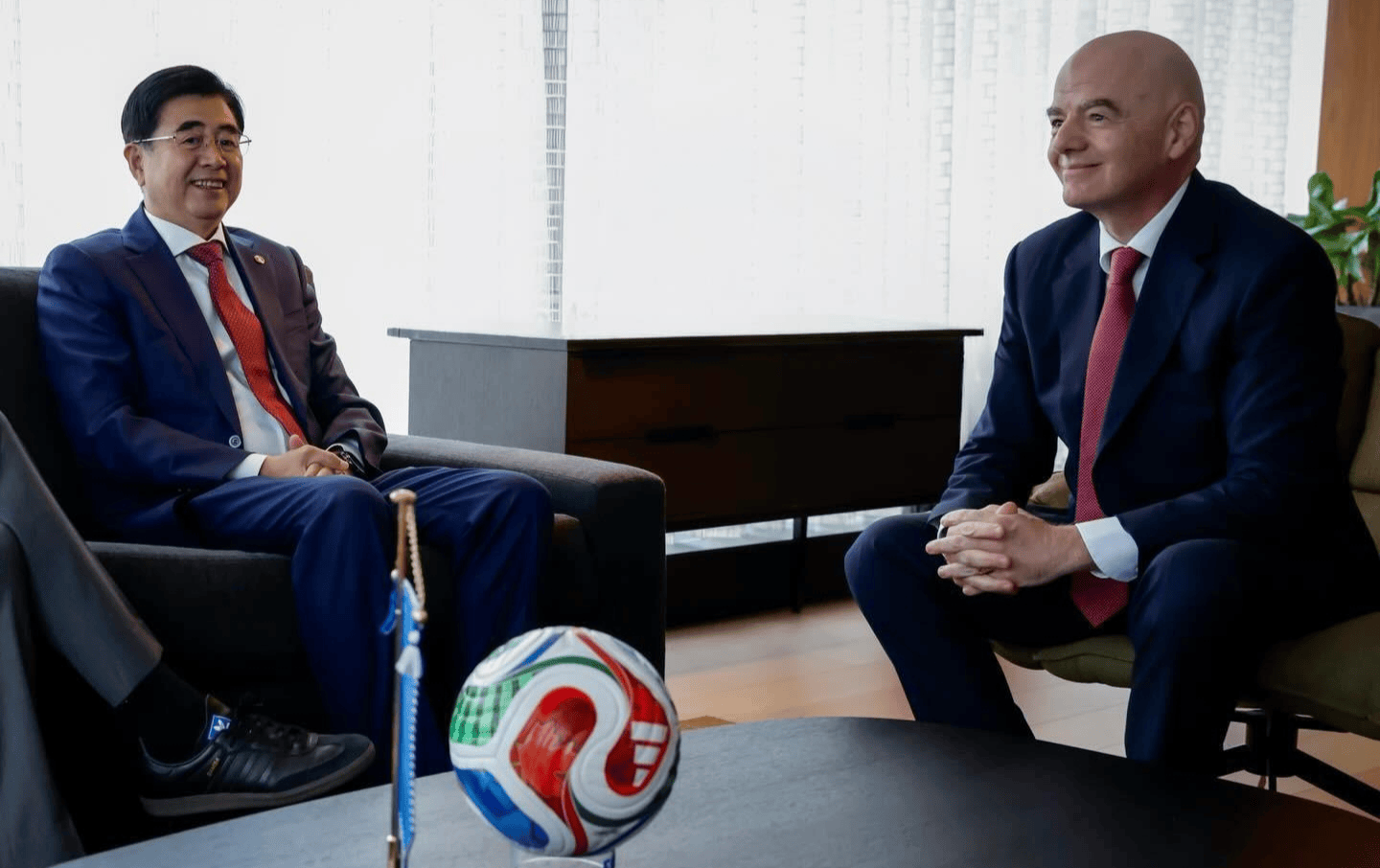 FIFA秘书长已抵京+温格陪同！已与足协主席见面 全力劝说央视签字